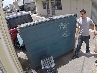sexo realidade exterior atrás da lata de lixo com Alexa Graça