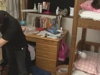 slaperig tiener Japans meisje fucked ruw door gemaskerde mannen