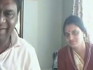 Amateur Indian geil en lelijke cooky toont haar hangende tieten op webcam