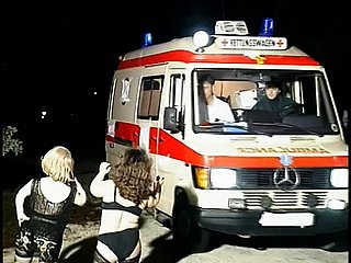 角質の小人の女は救急車で男の道具を吸う