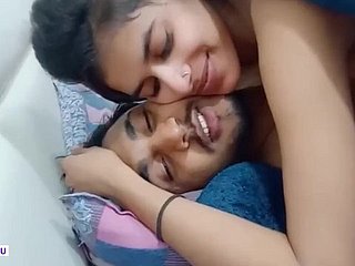 Süßes indisches Mädchen leidenschaftlich Dealings mit Ex-Freund leckt Muschi und Küsse