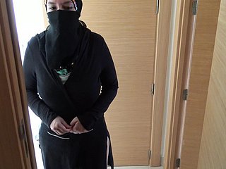 Britse reviling neukt zijn volwassen Egyptische meid in hijab