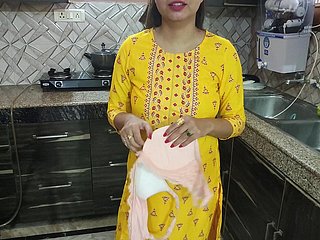 Desi Bhabhi myła naczynia w kuchni, a potem jej crony przybył i powiedział Bhabhi Aapka Chut Chahiye Kya Dogi Hindi Audio