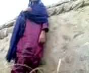 壁にパキスタンの村の少女クソ隠します