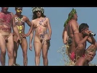 Chicas packing review cuerpos pintados en la playa nudista de Rusia