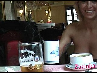 Natuurlijke exhibitionist in het Chinees Caff