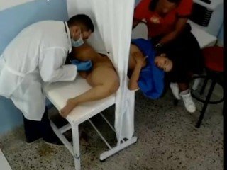 INFIEL Brambles EL DOCTEUR QUE DEBE LAMAR EL cono PARA LA MEDICACIÓN