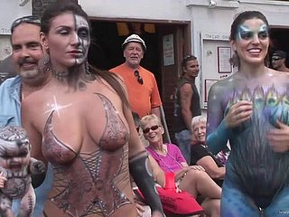 Hài hước nghiệp dư nư sinh viên giới thiệu cô Bristols lớn và đẹp ass trong một bữa tiệc ngoài trời thực đường phố